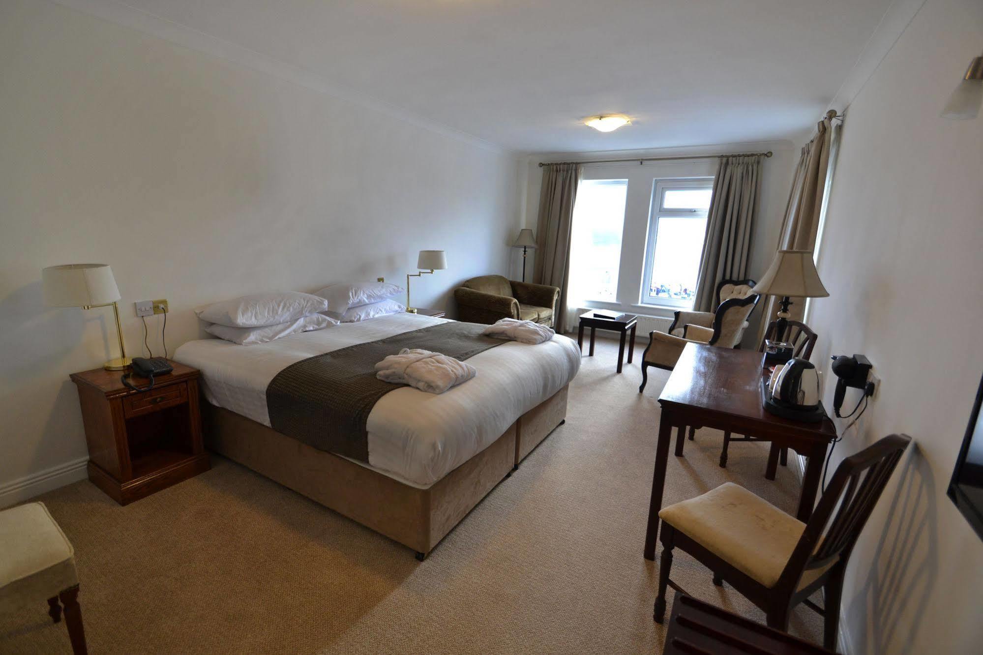 קיליבגס Bay View Hotel מראה חיצוני תמונה